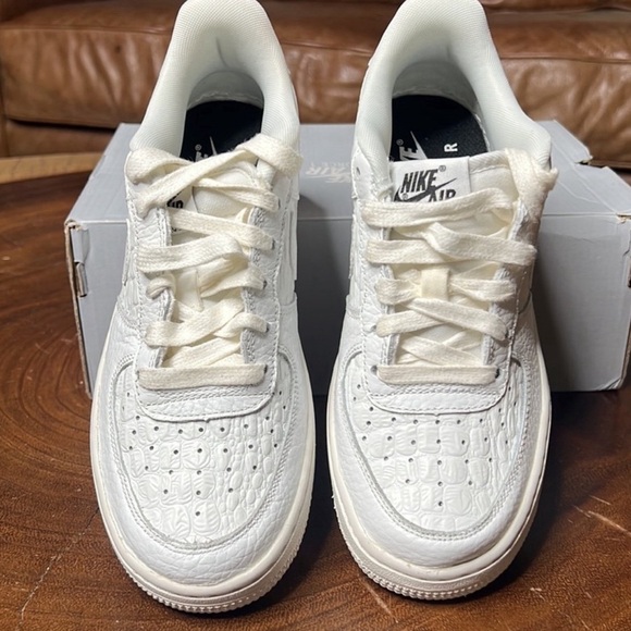 28: Nike Air Force 1 LV8 discontinued (Size: 4Y) - Picture 3 of 8
